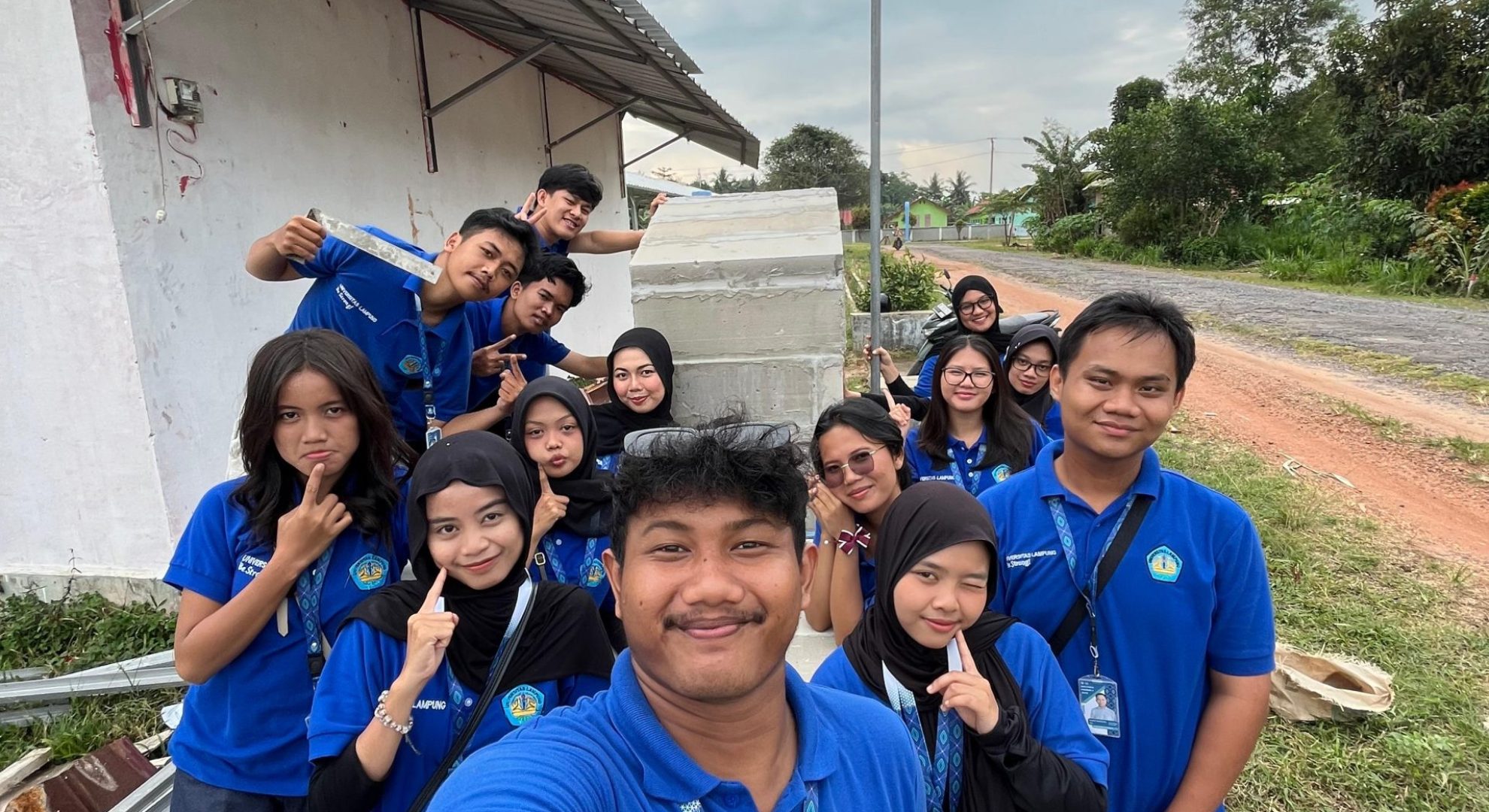 Penyelesaian Rocket Stove oleh Mahasiswa KKN Unila di Balai Desa Budi Lestari