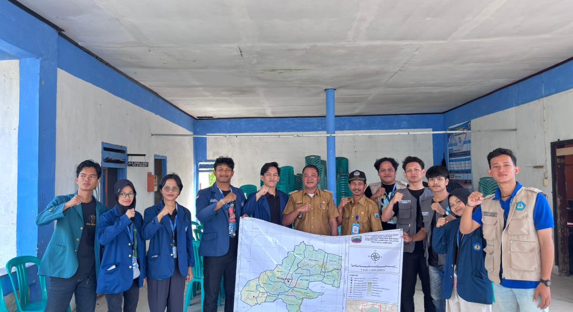 Mahasiswa KKN Unila Desa Budi Lestari Resmi Menyerahkan Peta Desa kepada Perangkat Desa